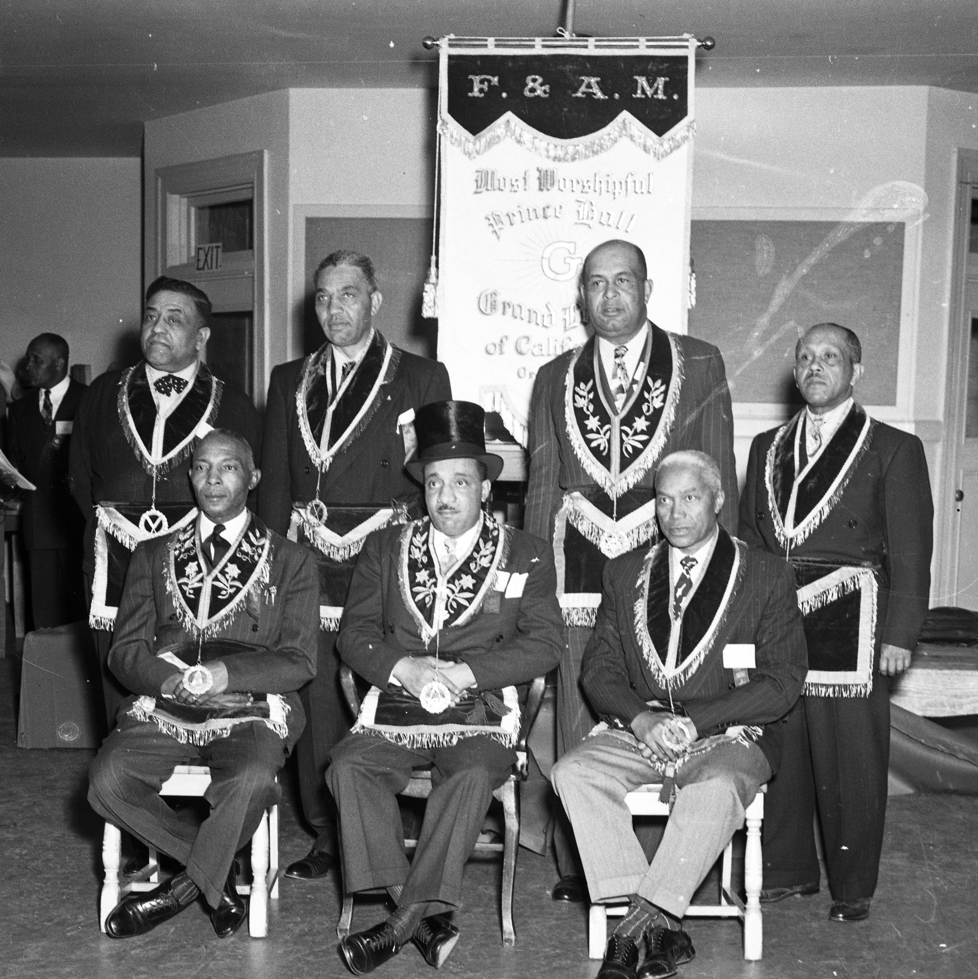 Nagpose ang Prince Hall Masons sa archival photo na ito. Ang Prince Hall Masonry (tinatawag ding Prince Hall Freemasonry) ay isang siglong gulang na Black fraternal order na ngayon ay kasosyo sa mga Mason ng California.