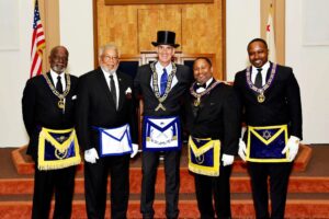 Ang mga miyembro ng Grand Lodge of California at ang Most Worshipful Prince Hall Grand Lodge ng California ay magkasamang nag-pose. Ang dalawang Masonic grand lodge ay kapwa kinikilala ang isa't isa at kasosyo sa maraming mga programang pangkawanggawa.