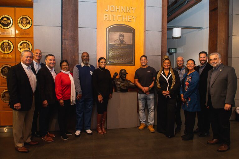 Les maçons de Californie, San Diego Padres et Reality Changers de San Diego pour étendre le programme de bourses Johnny Ritchey, honorant la mémoire du joueur de baseball pionnier.