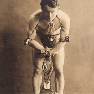 Mago mestre e maçom Harry Houdini em correntes e fechaduras. O Simpósio Maçônico da Califórnia de 2023 explorará a vida e o legado maçônico de Harry Houdini.